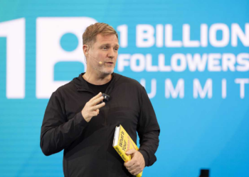 البريطاني سايمون سكويب يحقق جائزة “قمة المليار متابع” بدبي