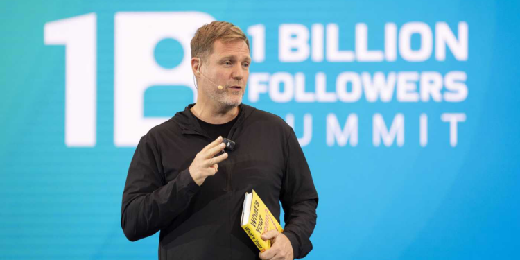 البريطاني سايمون سكويب يحقق جائزة “قمة المليار متابع” بدبي