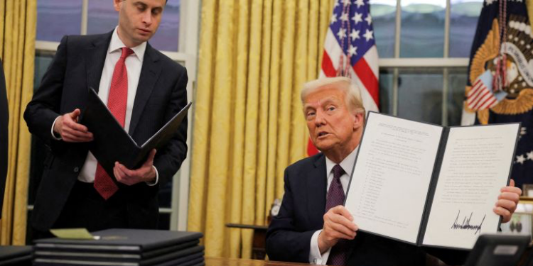 قاض أميركي يوقف قرار ترامب إنهاء حق المواطنة بالولادة