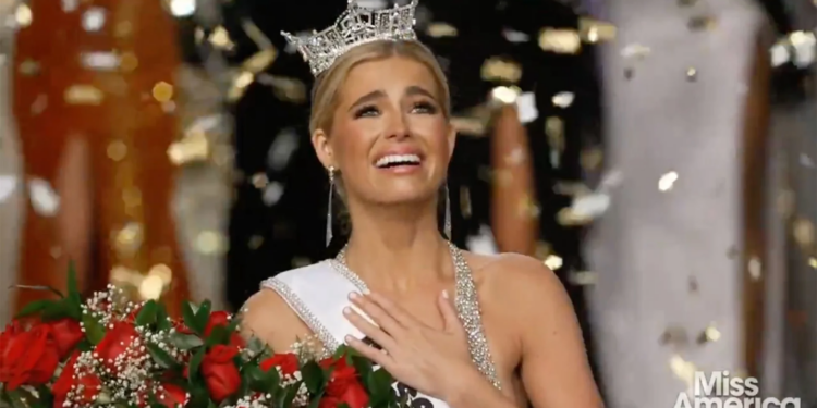 طالبة تمريض من ألاباما تفوز بلقب ملكة جمال أمريكا لعام 2025