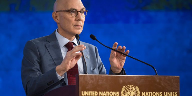 المفوض الأممي لحقوق الإنسان يدعو لعدم السماح بتكرار الفظائع بسوريا