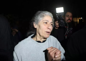 نحيلة الجسد بعد معاناة في العزل الانفرادي.. الإفراج عن خالدة جرار 