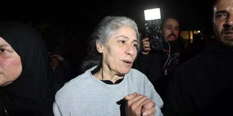 نحيلة الجسد بعد معاناة في العزل الانفرادي.. الإفراج عن خالدة جرار 