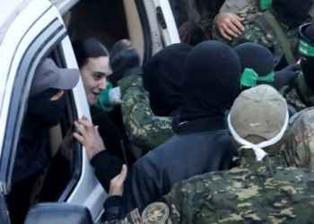 حماس تمنح الأسيرات الثلاث شهادة تقدير وهدايا تذكارية