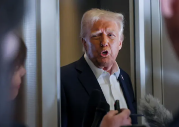 ترامب يطرح خطة لـ”تطهير” غزة عبر نقل سكانها لمصر والأردن، وسط صمت عربي، ورفض من حماس والجهاد