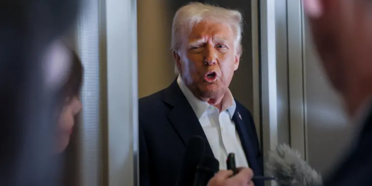 ترامب يطرح خطة لـ”تطهير” غزة عبر نقل سكانها لمصر والأردن، وسط صمت عربي، ورفض من حماس والجهاد