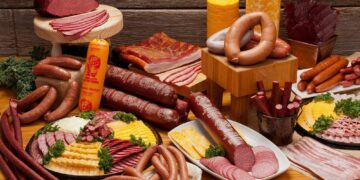 منها اللحوم المصنعة والمكملات الغذائية.. أطعمة تزيد من خطر الإصابة بالسرطان