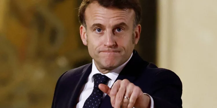 ماكرون: سأطالب ترامب بأن “لا يكون ضعيفا” أمام بوتين بشأن أوكرانيا