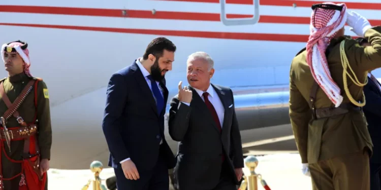 الملك الأردني بحث مع الشرع أمن الحدود وتهريب الأسلحة والمخدرات وعودة اللاجئين السوريين.. والملك عبد الله يدين الاعتداءات الإسرائيلية على الأراضي السورية