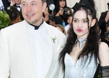 عشيقة إيلون ماسك وأم أولاده تتفقان على فضحه