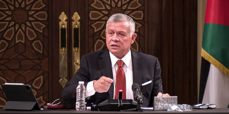 العاهل الأردني يكرر موقفه في شأن الفلسطينيين: “كلا للتهجير.. كلا للتوطين.. كلا للوطن البديل” ويستنكر تشكيك البعض بهذه المواقف الثابتة ..ويؤكد أن الحفاظ على مصلحة الأردن واستقراره فوق كل الاعتبارات