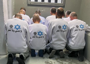 ملابس الأسرى المحررين تثير غضبا فلسطينيا وانتقادات بإسرائيل