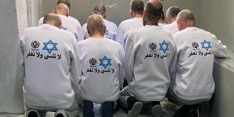 ملابس الأسرى المحررين تثير غضبا فلسطينيا وانتقادات بإسرائيل