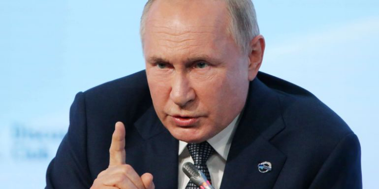 “سيقفون عند أقدام سيدهم”.. بوتين يوبخ الزعماء الأوروبيين ويكيل المديح لترامب