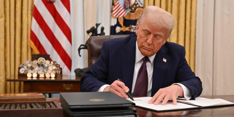 الولايات المتحدة تفرض رسوما جمركية على كندا والمكسيك والصين