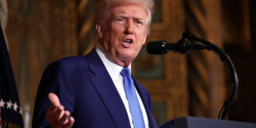 ترامب: زيلينسكي دكتاتور حطم بلاده بدون داعٍ .. أقنع واشنطن بإنفاق 350 مليار دولار للدخول في حرب لا يمكن كسبها !!!