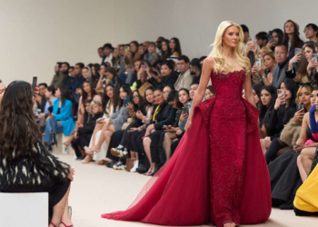 ملكة جمال الكون نجمة عرض مايكل سينكو في دبي ..