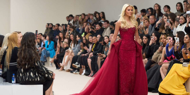 ملكة جمال الكون نجمة عرض مايكل سينكو في دبي ..