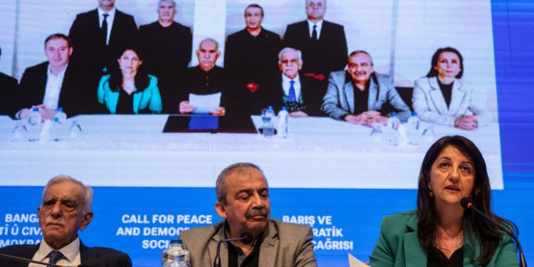 إعلان تاريخي.. أوجلان يوجه بحل حزب العمال وإلقاء السلاح