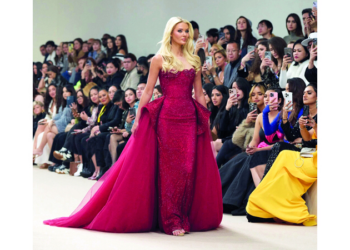 ملكة جمال الكون تخطف الأنظار في «دبي للموضة»