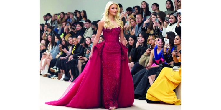 ملكة جمال الكون تخطف الأنظار في «دبي للموضة»