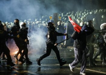تركيا.. قمع أمني واعتقال أكثر من 1400 متظاهر بعد سجن أكرم إمام أوغلو أبرز منافسي أردوغان