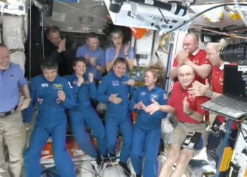 وصول “الطاقم البديل” لحل أزمة رائدي الفضاء العالقين