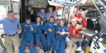 وصول “الطاقم البديل” لحل أزمة رائدي الفضاء العالقين