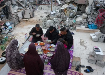 حكومة جنوب إفريقيا تتهم إسرائيل باستخدام “التجويع سلاحا في الحرب” في غزة عبر منع وصول المساعدات الإنسانية إلى القطاع منذ الأحد
