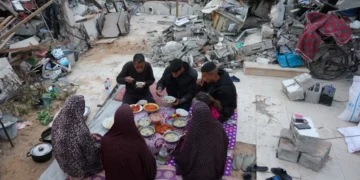 حكومة جنوب إفريقيا تتهم إسرائيل باستخدام “التجويع سلاحا في الحرب” في غزة عبر منع وصول المساعدات الإنسانية إلى القطاع منذ الأحد