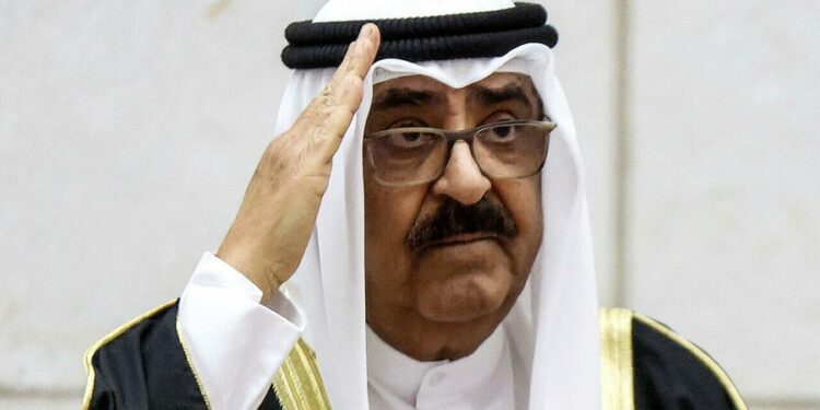 الكويت تجرد 42 ألف مواطن من جنسيتهم !!!