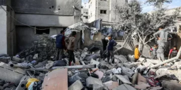 مقتل عشرات الفلسطينيين في غارات إسرائيلية عنيفة على غزة، والجيش يحذر سكان القطاع من التنقل عبر محور صلاح الدين