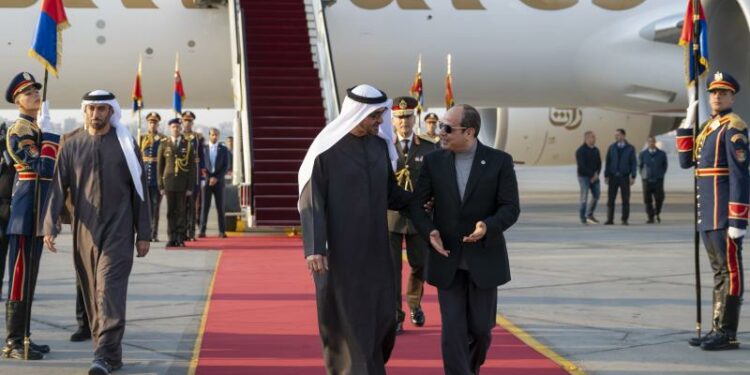 محمد بن زايد يصل إلى القاهرة في زيارة أخوية.. والسيسي في مقدمة مستقبليه