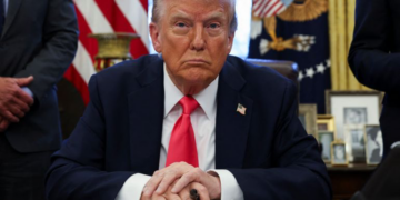 خلال مؤتمر صحفي بواشنطن مع رئيس الوزراء الايرلندي .. ترامب: لن يُطرد أحد من غزة