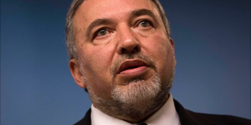 ليبرمان يهدد مصر ويطالبها بتوطين سكان غزة في سيناء