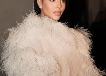 من فالنتينو إلى إيلي صعب : إطلالات جورجينا رودريغيز في باريس