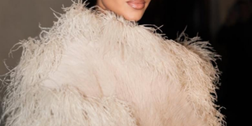 من فالنتينو إلى إيلي صعب : إطلالات جورجينا رودريغيز في باريس