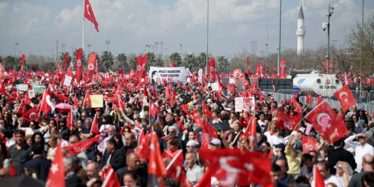 الآلاف يتظاهرون في إسطنبول احتجاجا على سجن أكرم إمام أوغلو