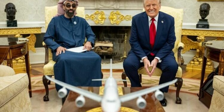 الرئيس الأمريكي دونالد ترامب يستقبل الشيخ طحنون بن زايد مستشار الأمن الوطني بدولة الإمارات