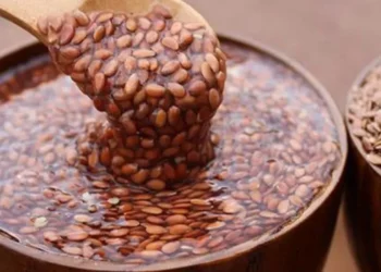 جل بذور الكتان: الحل الطبيعي لترطيب وتغذية الشعر بعمق