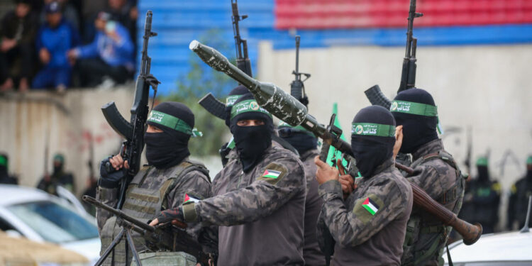 قيادي بحركة “حماس”: مستعدون لإطلاق كافة الرهائن الإسرائيليين مقابل وقف النار والانسحاب الإسرائيلي من غزة