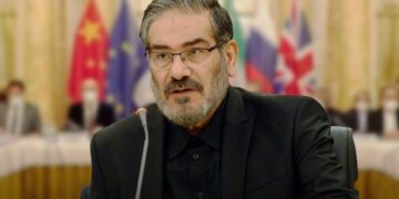 مستشار لخامنئي يحذر من “طرد” المفتشين الدوليين في حال تواصل التهديدات بحق إيران عشية المحادثات مع واشنطن