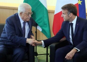 ماكرون يدعو عباس إلى استبعاد حماس من قطاع غزة وإصلاح السلطة الفلسطينية من أجل التقدّم نحو حل سياسي قائم على دولتين ووقف إطلاق نار وضمان وصول المساعدات إلى القطاع