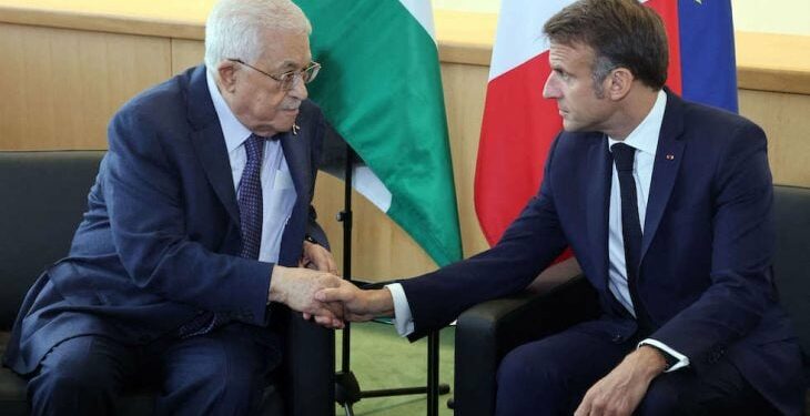 ماكرون يدعو عباس إلى استبعاد حماس من قطاع غزة وإصلاح السلطة الفلسطينية من أجل التقدّم نحو حل سياسي قائم على دولتين ووقف إطلاق نار وضمان وصول المساعدات إلى القطاع