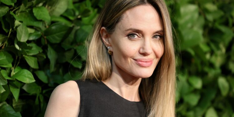 أنجلينا جولي تشارك منشورا عن غزة مع 16 مليون متابع على إنستغرام