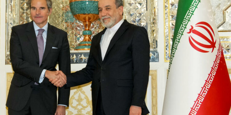 غروسي في طهران: المهلة قصيرة أمام الولايات المتحدة وإيران لإبرام اتفاق نووي جديد