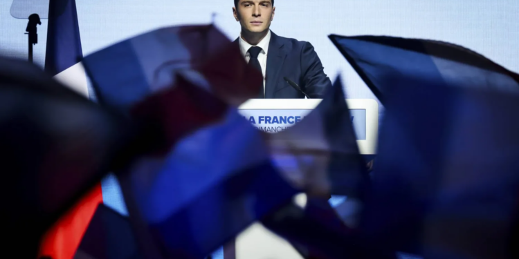 رئيس حزب التجمع الوطني يدعو الفرنسيين للتظاهر ضد منع لوبان من خوض الانتخابات