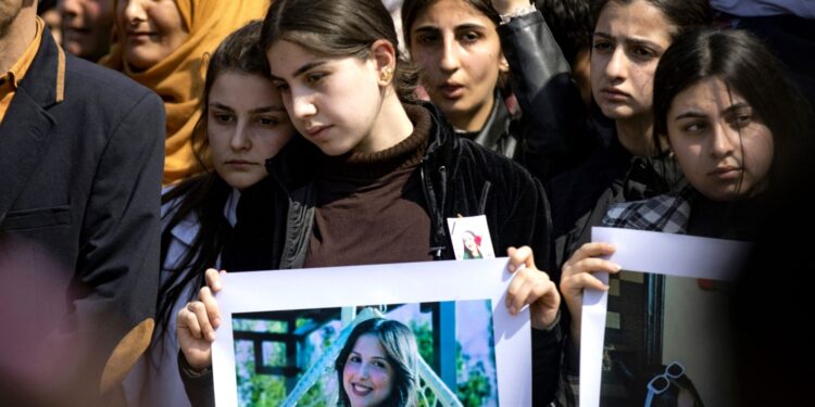 سوريا: يجب التحقيق في المجازر المرتكبة في الساحل السوري بحق المدنيين العلويين باعتبارها جرائم حرب