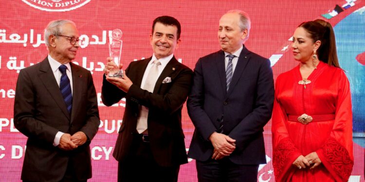 المؤسسة الدبلوماسية بالمغرب تمنح مدير عام الإيسيسكو الجائزة الدولية للدبلوماسية الشعبية