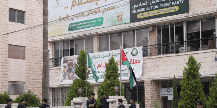 ضربة قاصمة للإخوان في الأردن.. حظر وقرارات حكومية صارمة